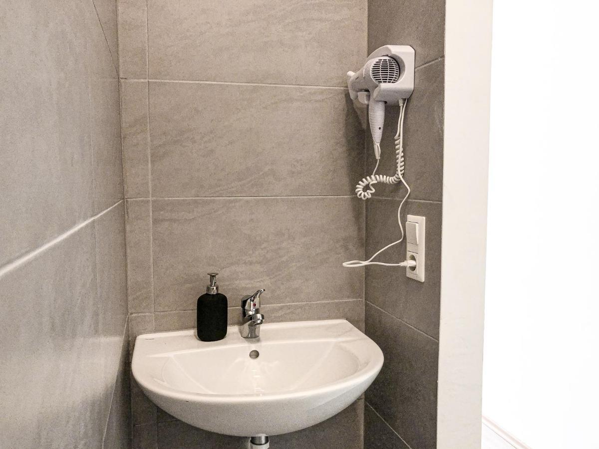 Commodious 2Br Apt. Near Akh-Perfect For Groups Vienna Esterno foto
